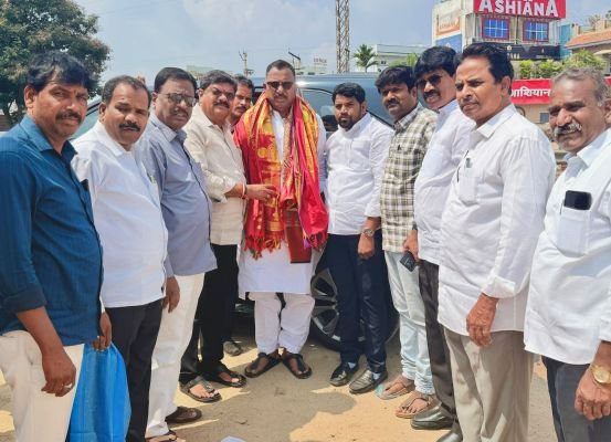  ఎంపీ మల్లు రవిని కలిసిన కాంగ్రెస్ నాయకులు