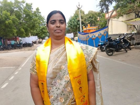 24 వార్డు గెనిగేరి నాగమ్మ తెలుగుదేశం పార్టీ అభ్యర్థి రాయదుర్గం