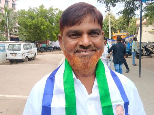 కొండపల్లి ఇస్మాయిల్ 32 వార్డు వైఎస్ఆర్సిపి పార్టీ అభ్యర్థి రాయదుర్గం