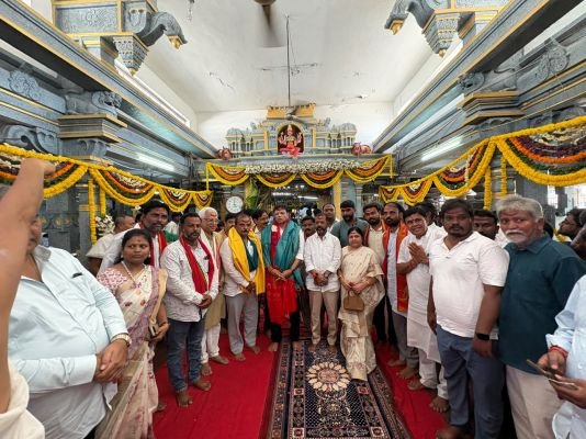 శ్రీ భద్రకాళి అమ్మవారిని దర్శించుకున్న మంత్రి శ్రీధర్ బాబు, డిసిసి అధ్యక్షులు వెంకట్రామిరెడ్డి, ఎమ్మెల్యే నాయిని రాజేందర్ రెడ్డి