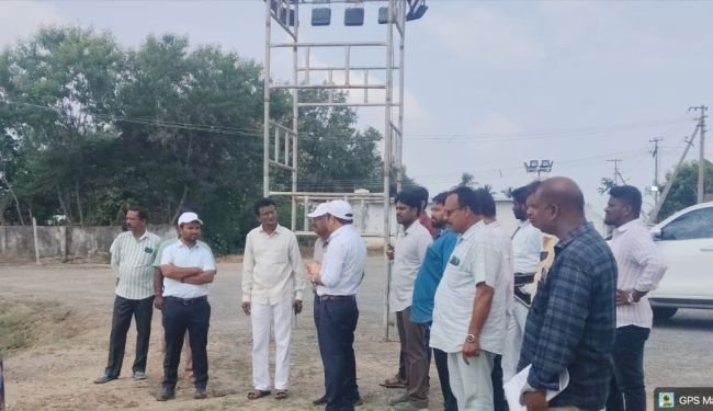 బేస్తం చెరువు వద్ద సద్దుల బతుకమ్మ ఏర్పాట్లను కమిషనర్ వెంకన్న తో కలిసి పరిశీలించిన గుండు చందన పూర్ణచందర్