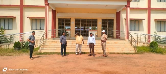 ఎన్నికల సామగ్రి కేంద్రాన్ని పరిశీలిస్తున్న అధికారులు