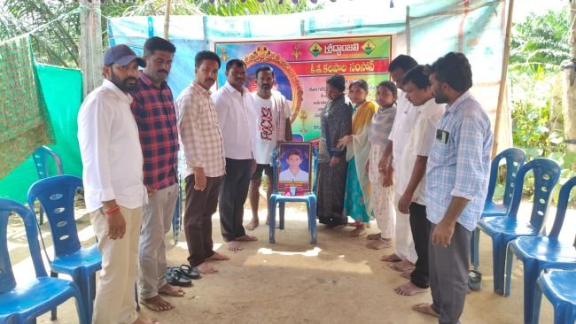 చెరువులో పడి మృతి చెందిన యువకుడి కుటుంబానికి ఎమ్మెల్యే పరామర్శ