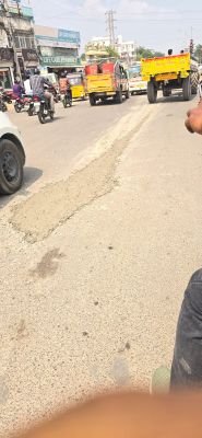 రోడ్లపై కాంక్రీట్‌ మిశ్రమం.. ప్రమాదాలకు ఆహ్వానం!
