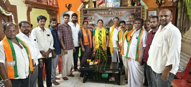 కళ్యాణదుర్గం మున్సిపాలిటీ చైర్మన్ అభ్యర్థి బుట్నా లక్ష్మి ని గెలిపించాలి. బీజేపీ నాయకులు.