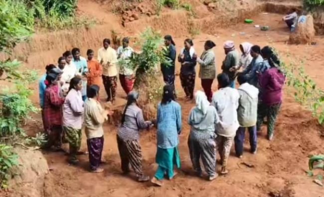 శ్రమ క్షేత్రంలో బతుకమ్మ సంబరం-గంగారం ఉపాధి పనుల్లో పండుగ వాతావరణం