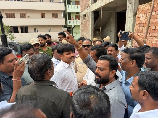 శంషాబాద్ మధురానగర్‌లో కూల్చివేతలు.. అడ్డుకున్న స్థానికులు