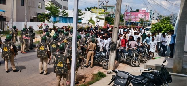 వైసిపి టిడిపి మధ్య భారీ ఘర్షణ భారీగా కాల్పులు తెలిపిన పోలీసులు