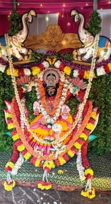 మహాలక్ష్మి అమ్మవారి అవతారంలో మాణిక్యం