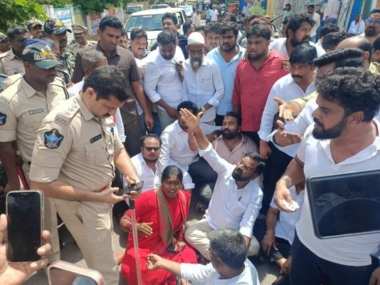 రోడ్డుపై కూర్చొని నిరసన  వ్యక్తం చేసిన వైఎస్ఆర్ కాంగ్రెస్ పార్టీ నాయకులు 