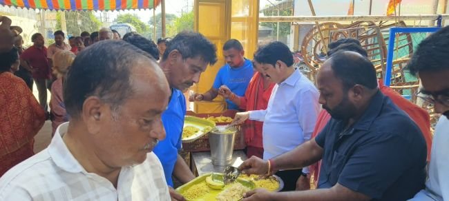 కనకదుర్గమ్మ సన్నిధిలో అన్నప్రసాద కార్యక్రమం ప్రారంభించిన ఎమ్మెల్యే.