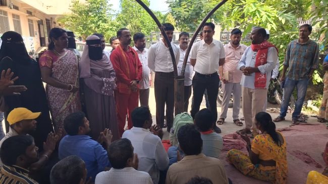 కార్మికులకు తాత్కాలిక ఉపశమనమే - రూ.10 వేల నజరానా