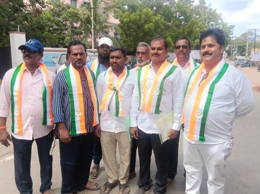 రాయదుర్గం మున్సిపల్ చైర్మన్ అభ్యర్థిగా మహమ్మద్ రఫీక్ కాంగ్రెస్ పార్టీ తరఫున నామినేషన్ వేయడం జరిగింది