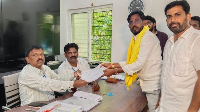 పెనుకొండ మున్సిపల్ చైర్మన్ టిడిపి అభ్యర్థిగా త్రివేంద్రమూర్తి నామినేషన్ దాఖలు