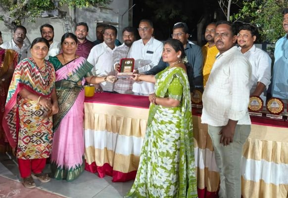 శాలిగౌరారం మహిళా ఉద్యోగుల బతుకమ్మకు ద్వితీయ బహుమతి.*