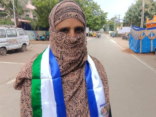 షేక్ హసీనా బి 12 వార్డు వైఎస్ఆర్సిపి అభ్యర్థి రాయదుర్గం
