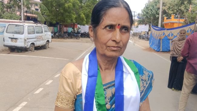 4 వార్డు లక్ష్మీ బాయ్ వైయస్సార్ కాంగ్రెస్ పార్టీ అభ్యర్థి రాయదుర్గం