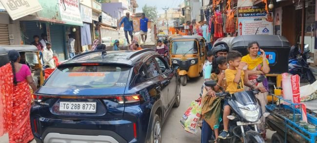 ఇల్లెందు లో  రహదారులపైనే వ్యాపారాలు