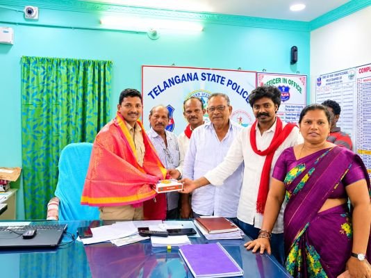 అశ్వారావుపేట నూతన ఎస్సై సాయి కిషోర్ రెడ్డిని మర్యాదపూర్వకంగా కలిసిన సిపిఐ నాయకులు*