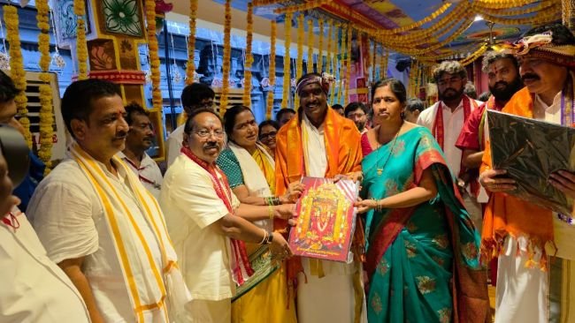పెనుగంచిప్రోలు దేవస్థానం ఆధ్వర్యంలో దుర్గమ్మకు సారె సమర్పణ