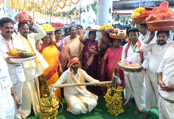 విశాఖ కనకమహాలక్ష్మి దేవస్థానం ఆధ్వర్యంలో దుర్గమ్మకు సారె సమర్పణ