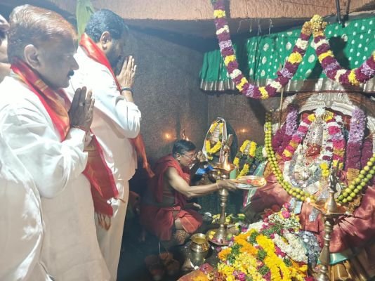 ఎలికట్ట అంబా భవానీ మాత ఆలయంలో మాజీ ఎమ్మెల్యే ప్రతాప్ రెడ్డి ప్రత్యేక పూజలు..