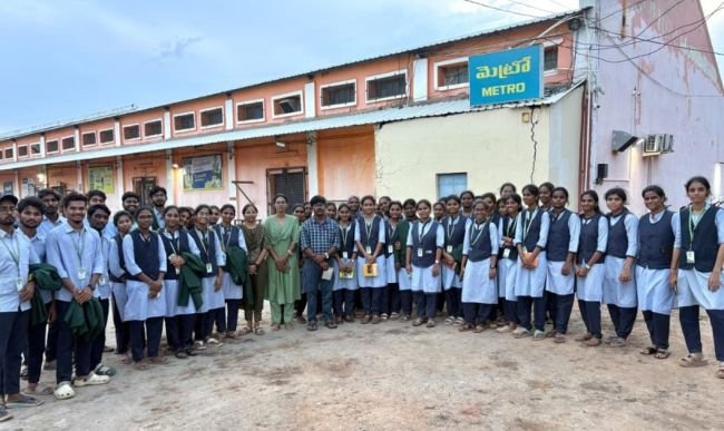 కదిరిబాబురావు కళాశాల విద్యార్థులు కేంద్రగిడ్డంగుల సంస్థ సందర్శన