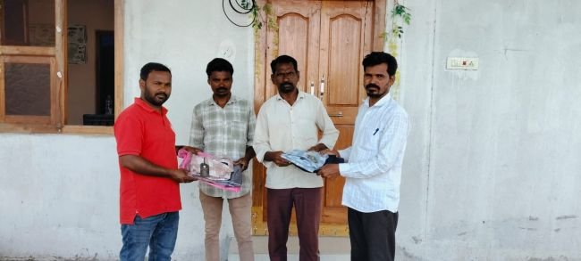 పంచాయతీ కార్మికులకు దసరా కానుకగా దుస్తుల పంపిణీ