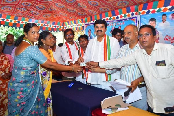 పినపాకలో స్మార్ట్ రేషన్ కార్డులు పంపిణీ చేసిన ఎమ్మెల్యే