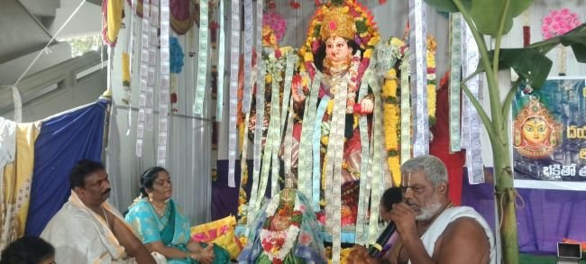 కరెన్సీ నోట్లతో ధనలక్ష్మి అవతారంలో దర్శనమిచ్చిన అమ్మ