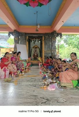 శివాలయంలో వైభవంగా కుంకుమ పూజలు  శ్రీ మహాలక్ష్మీ దేవి అవతారంలో దర్శనమిచ్చిన విశాలాక్షి అమ్మవారు
