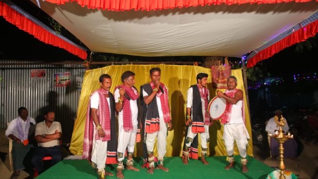 దుర్గామాత వద్ద కళాకారుల బృందం ప్రదర్శన