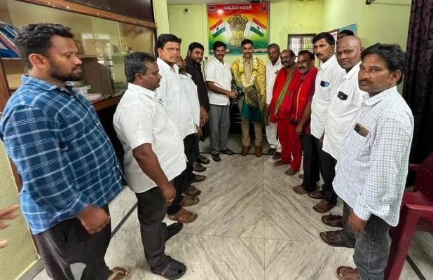 నూతన ఎస్ఐ సురేష్ రెడ్డికి ఘన సన్మానం *బదిలీపై వెళ్తున్న ఎస్ఐ వెంకటేశ్వర్లుకు వీడ్కోలు