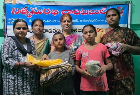 ఒంటరి మహిళకు నిత్యావసర సరుకుల పంపిణీ..