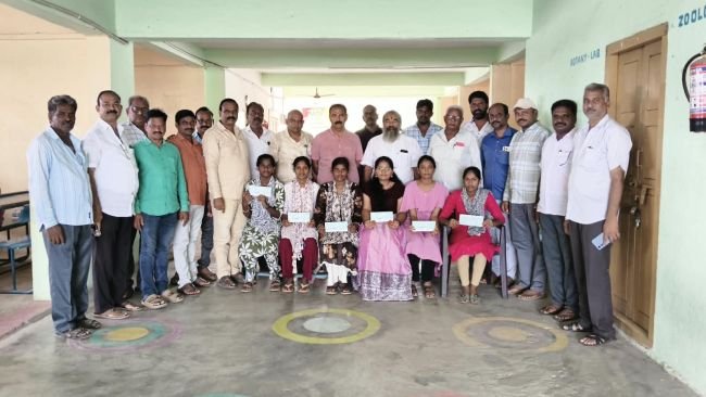 కమ్మ మహాజన సేవాసంఘం ఆధ్వర్యంలో పేద విద్యార్థులకు చెక్కుల పంపిణీ
