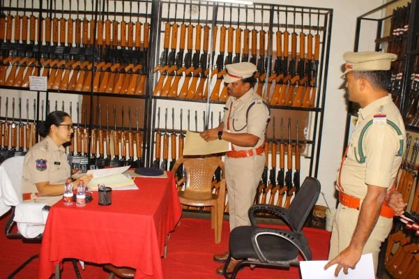 ఆయుధాల భద్రతలో అప్రమత్తంగా ఉండాలి: ఎస్పీ స్నేహ మెహ్రా