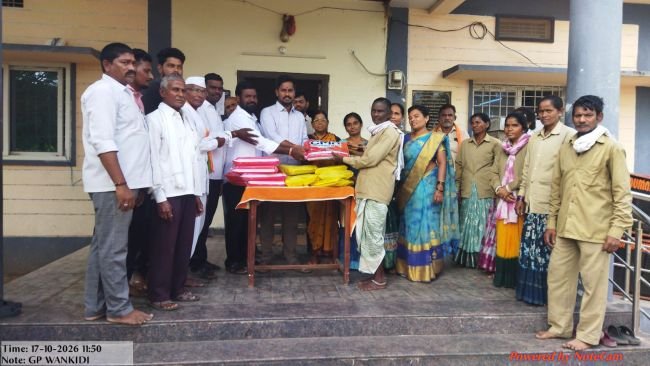 దసరా పండుగ సందర్భంగా పంచాయతీ సిబ్బందికి యూనిఫామ్‌లు