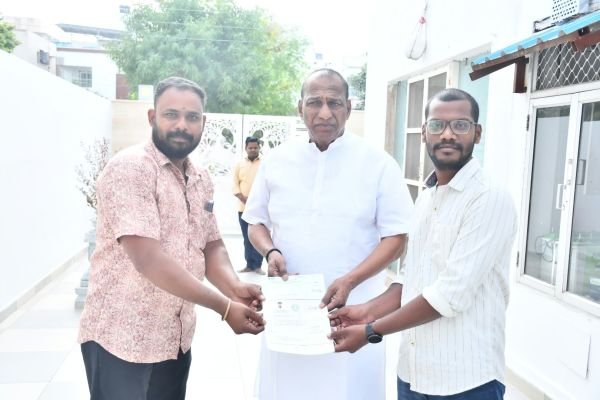 లబ్దిదారుడి కుటుంబానికి సీఎం రిలీఫ్ ఫండ్ చెక్కు అందజేత