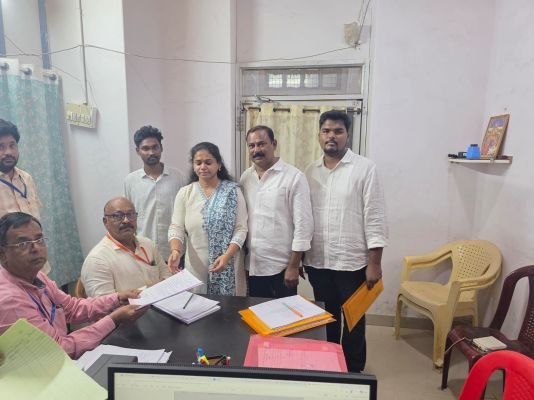 40వ డివిజన్ టీడీపీ అభ్యర్థిగా కొణంకి స్నేహ  నామినేషన్ దాఖలు చేసిన స్నేహ.. 