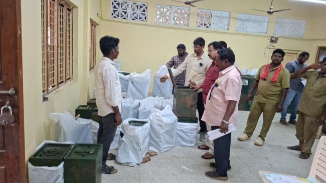 బ్యాలెట్‌ బాక్సుల భద్రతపై ఎంపీడీవో తనిఖీలు