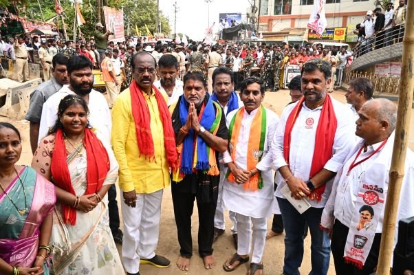అట్టహాసంగా కూటమి మేయర్ అభ్యర్థి రెడ్డి అప్పలనాయుడు నామినేషన్  -- ర్యాలీలో  ఎమ్మెల్యేలు బడేటి చంటి, చింతమనేని ప్రభాకర్, పట్సమట్ల ధర్మరాజు, బిజెపి నేతలు తపన చౌదరి, విక్రమ్ కిషోర్           -- కూటమి ధర్మాన్ని పాటిస్తాం -ఏలూరు అభివృద్ధే లక్ష్యం- రెడ్డి అప్పలనాయుడు