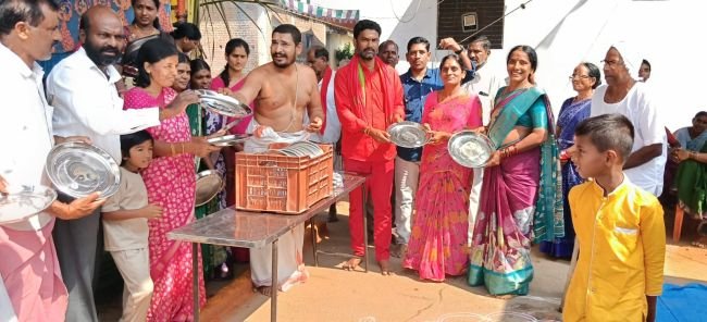 ప్లాస్టిక్‌ వినియోగం తగ్గించేందుకు స్టీల్‌ ప్లేట్ల పంపిణీ