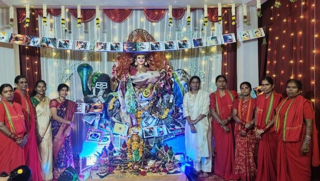 ఫ్రెండ్స్ యూత్ ఆధ్వర్యంలో ఏర్పాటుచేసిన దుర్గామాత అమ్మవారిని దర్శించుకున్న