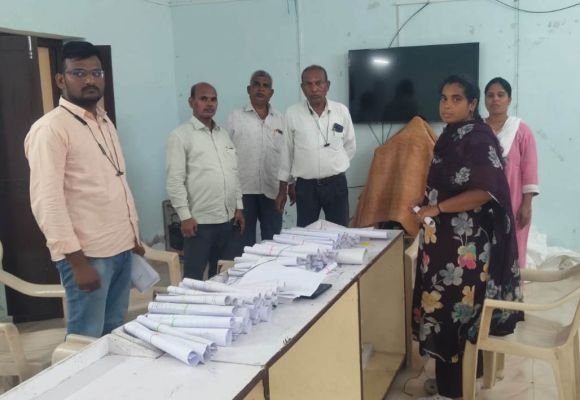 పోలింగ్ సామగ్రిని పరిశీలించిన అధికారులు