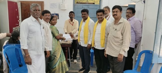 మున్సిపాలిటీలో ఊపందుకున్న నామినేషన్లు..!