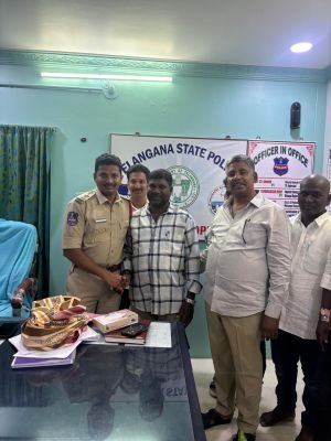 ఎస్హెచ్ఓను కలిసిన దండా బత్తుల రమేష్