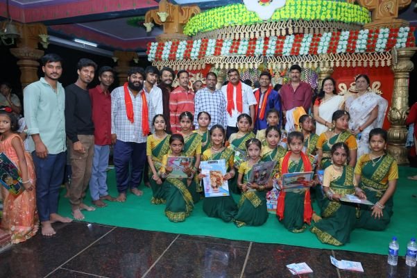 అభినయ డాన్స్ అకాడమీ బృందంను అభినందించిన పరిగి మాజీ జెడ్పిటిసి హరిప్రియ ప్రవీణ్ రెడ్డి
