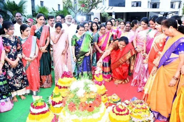 *సదాశివపేట, సంగారెడ్డి కలెక్టరేట్ లో జరిగిన బతుకమ్మ వేడుకల్లో పాల్గొన్న నిర్మల జగ్గారెడ్డి*