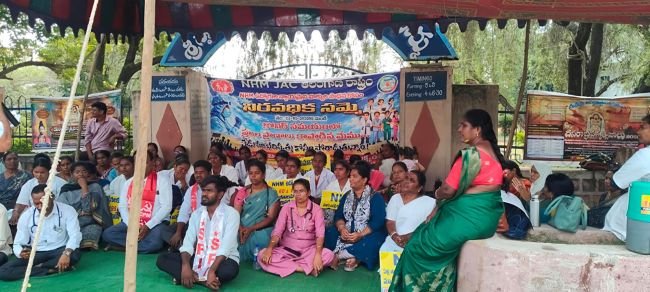ఎన్.హెచ్.ఏం ఉద్యోగుల వినూత్న నిరసన -- కళ్లకు గంతలు కట్టుకుని మోకాళ్ళపై కూర్చొని సీఎం, వైద్యశాఖ మంత్రికి వినతిపత్రం -- రెగ్యులరైజ్ చేసి ఉద్యోగ భద్రత కల్పించాలని  డిమాండ్