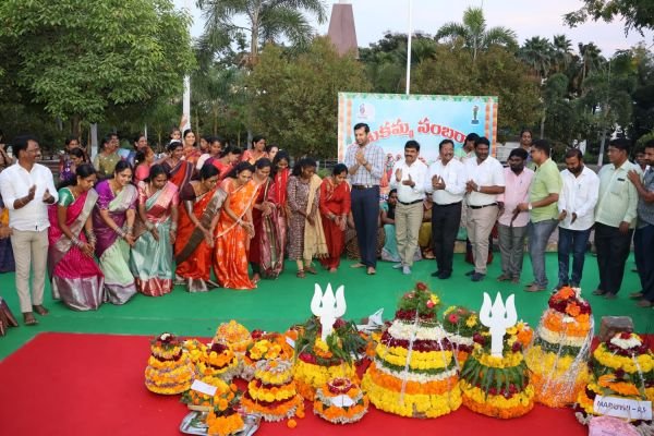 భావితరాలకు సంస్కృతి, సంప్రదాయాలను అందించడంలో పండుగలదే కీలక పాత్ర* జిల్లా కలెక్టర్‌ ప్రతీక్‌ జైన్‌